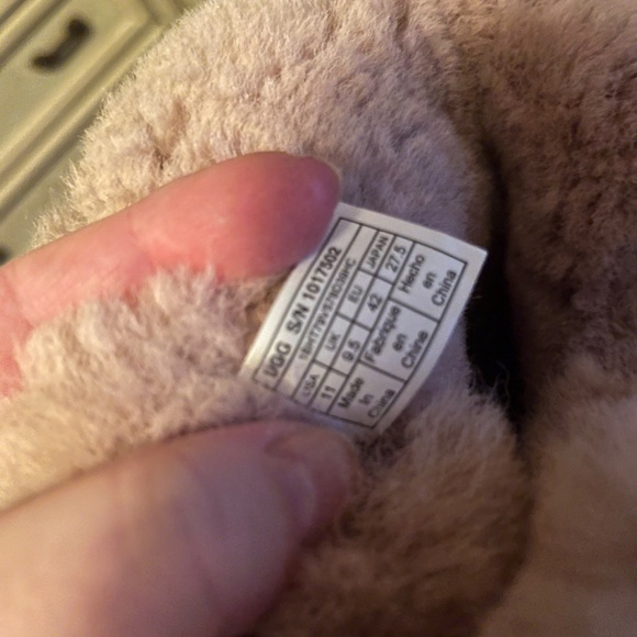 UGG NEW PINK SHEEPSKIN BOOTS 11 - Picture 4 of 12